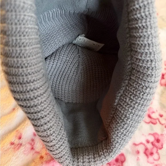 Carhartt Beanie with Faux Fur Pom - Picture 4 of 6